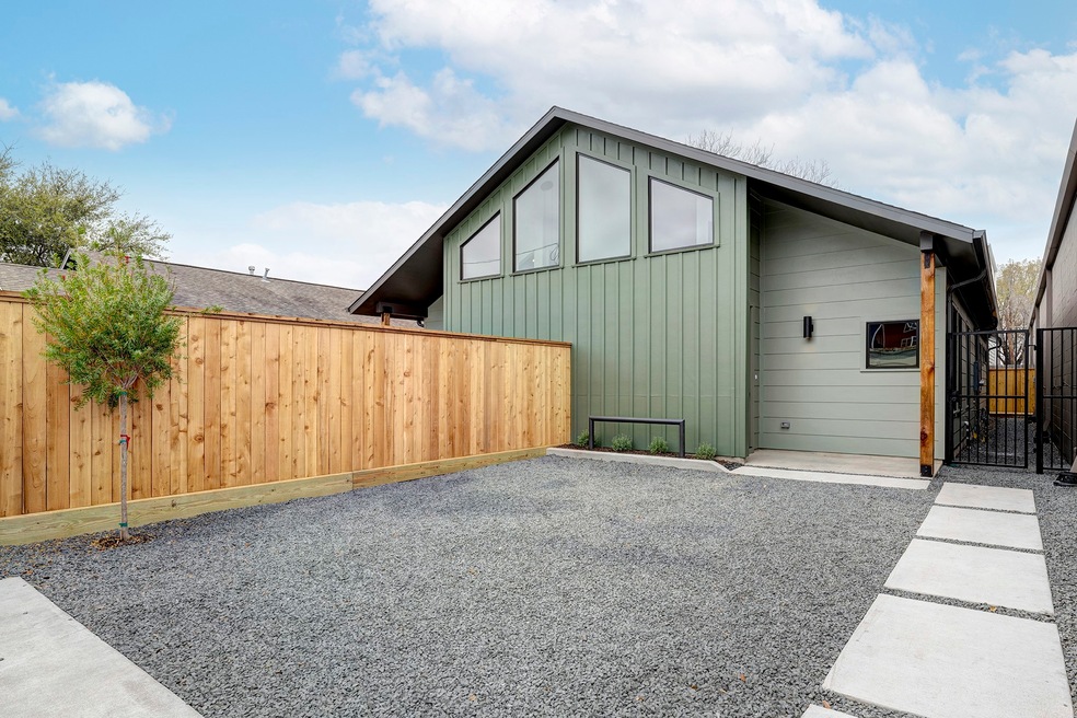 1717 Airline Dr unit B, Houston, TX 77009 - photo 1