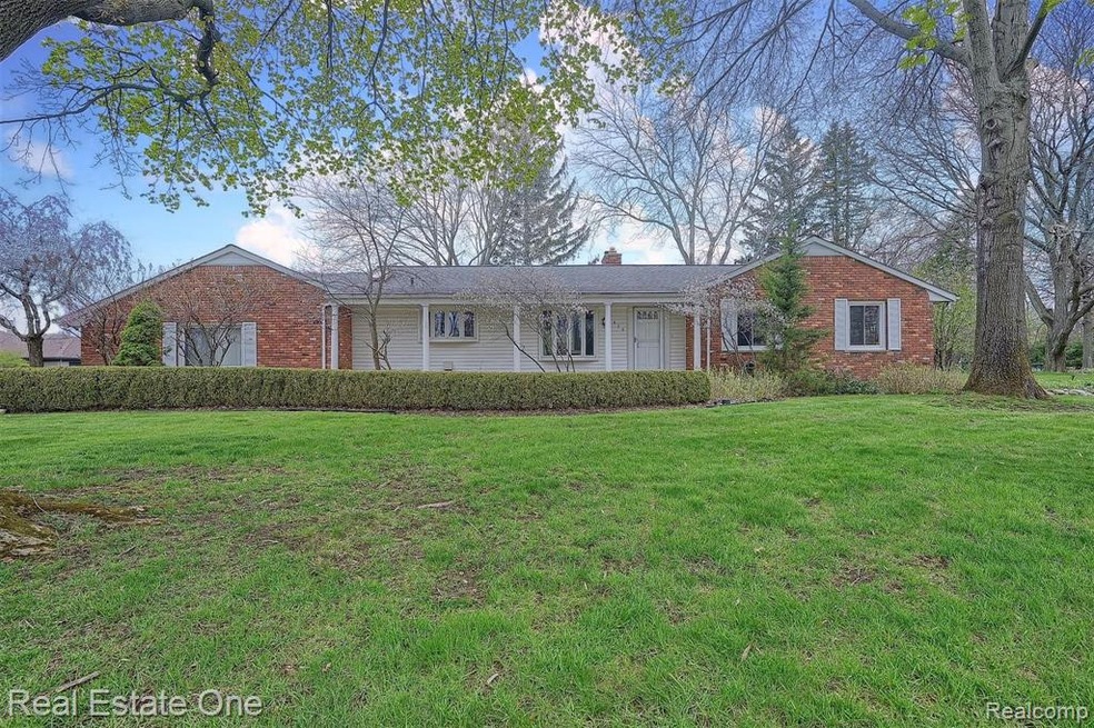 6828 Crestway Dr, Bloomfield Hills, MI 48301 - photo 1