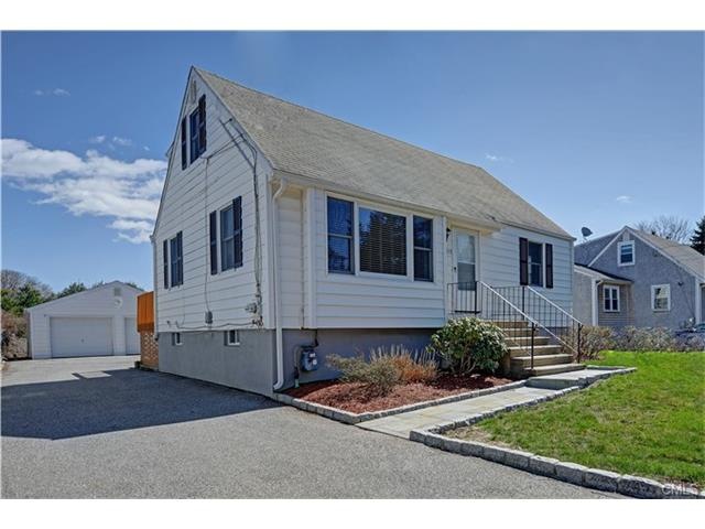 Sweet Cape just steps from the beach!