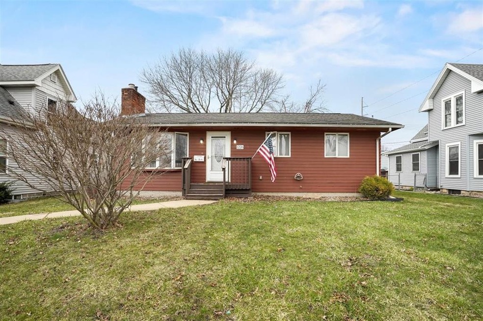 1226 10th St NW, Cedar Rapids, IA 52405 - photo 1