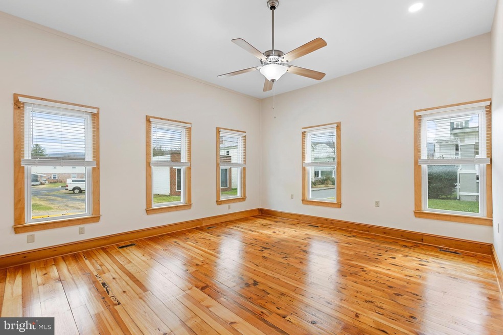 213 Piccadilly St unit A, Edinburg, VA 22824 - photo 1