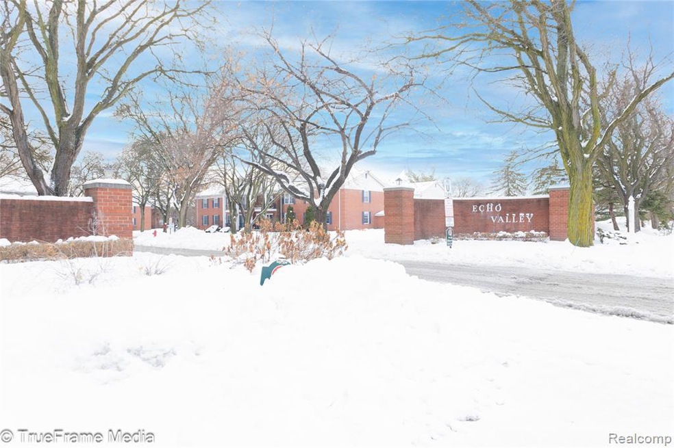 27654 E Echo Valley unit 235, Farmington Hills, MI 48334 - photo 1