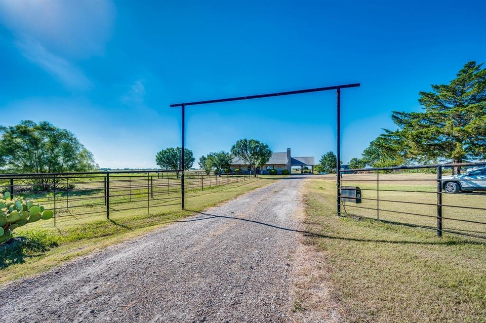 819 Hornik Rd, Ennis, TX 75119 - photo 1