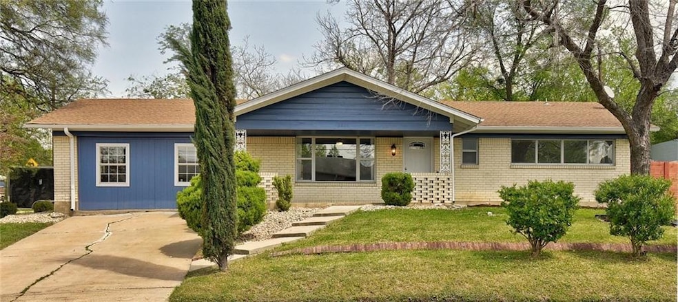 View of front facade featuring a front lawn and b