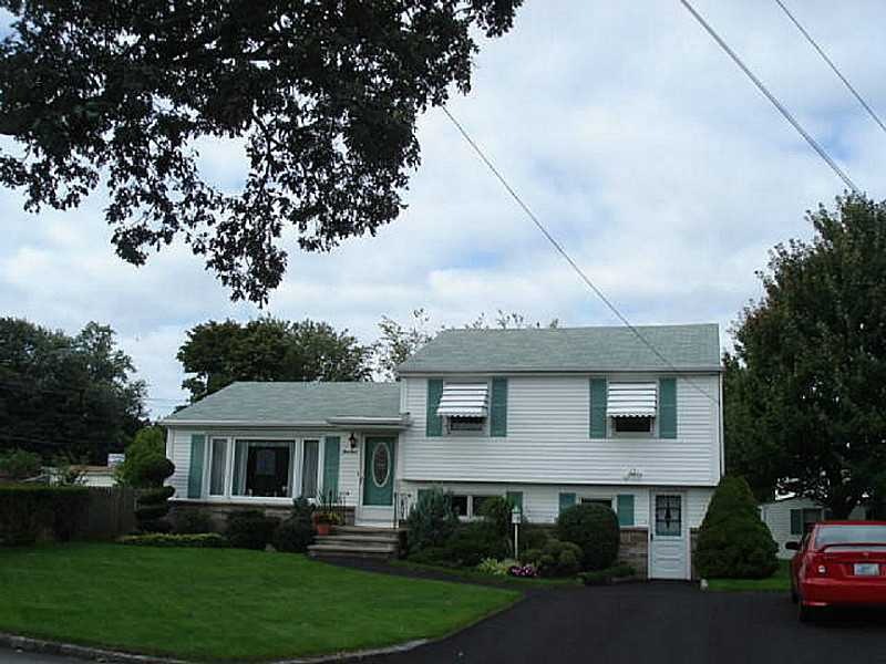 14 Village Cir, Warwick, RI 02888 - photo 1