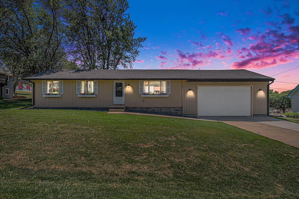 549 Washington St, Carson, IA 51525 - photo 1