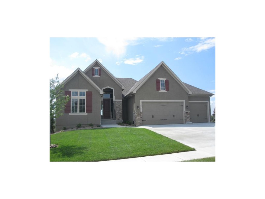 9726 Carbondale St, Lenexa, KS 66227 - photo 1