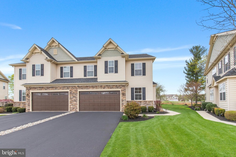 345 Newbury Ct, North Wales, PA 19454 - photo 1