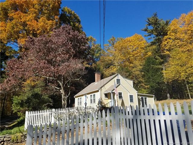 Beautiful, perfectly kept charming country cape, a