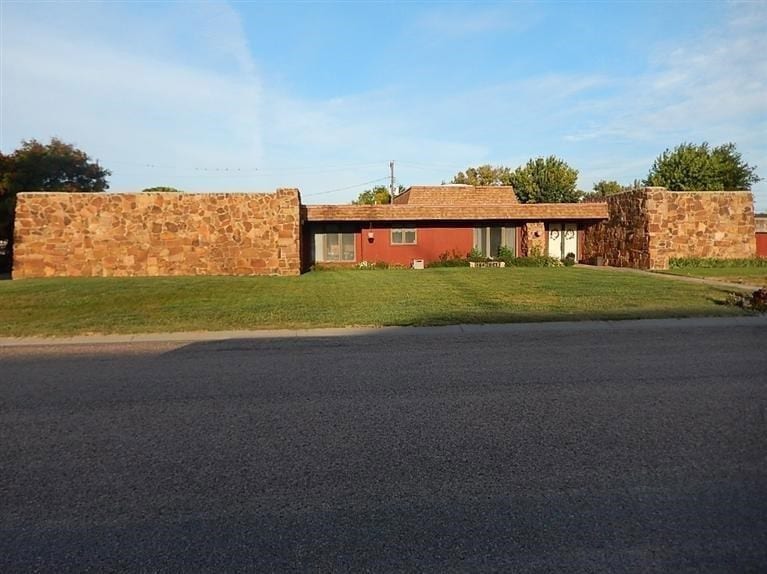 1609 S Madison St, Hugoton, KS 67951 - photo 1