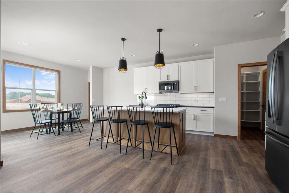 5629 N Amethyst Dr, Appleton, WI 54913 - photo 1