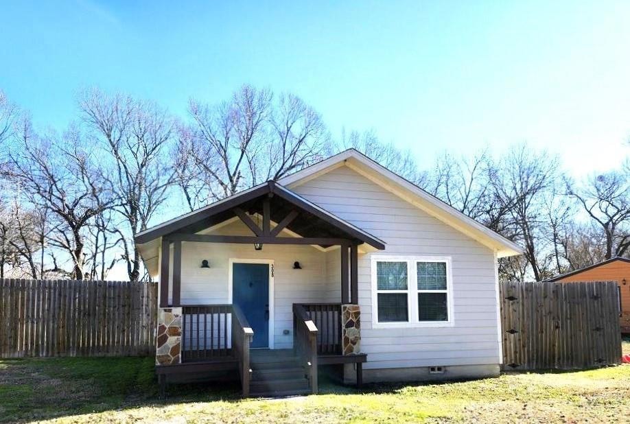 Bungalow with a front yard