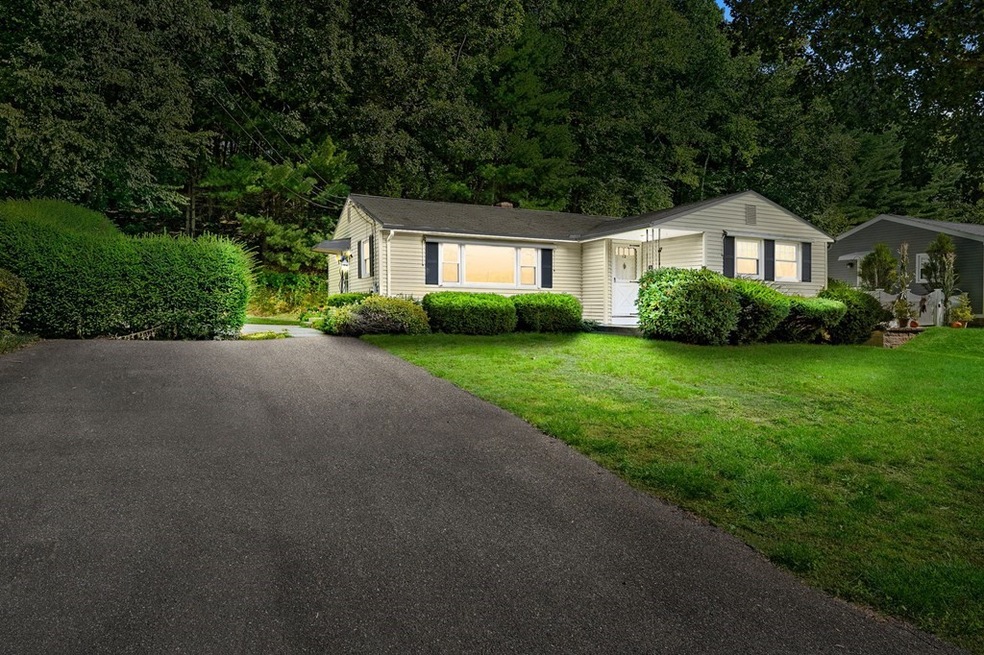 12 Wayne Ct, Holyoke, MA 01040 - photo 1