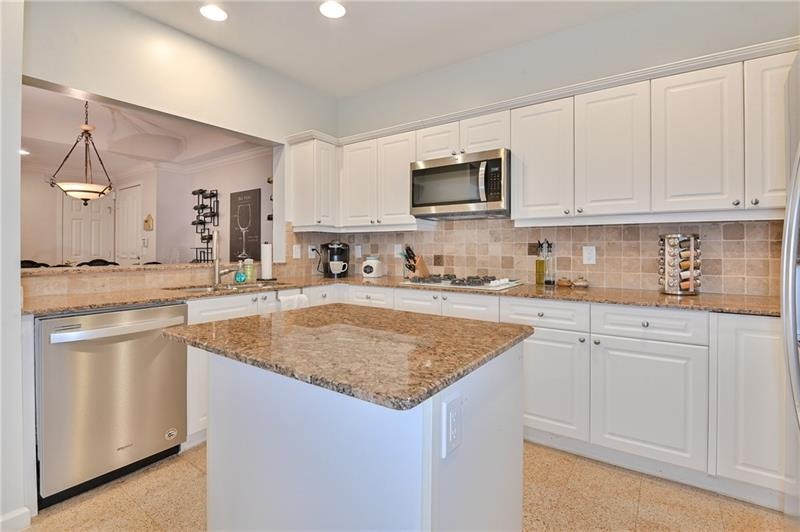 Great kitchen for entertaining, granite counters a