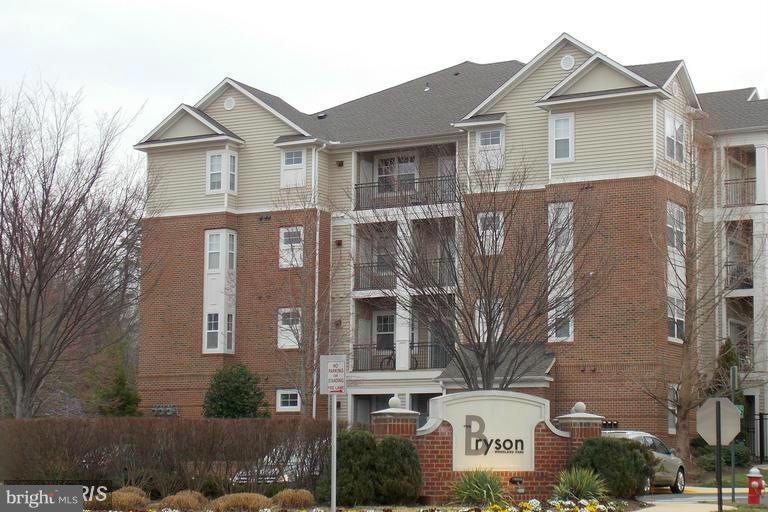 12909 Centre Park Cir unit 408, Oak Hill, VA 20171 - photo 1