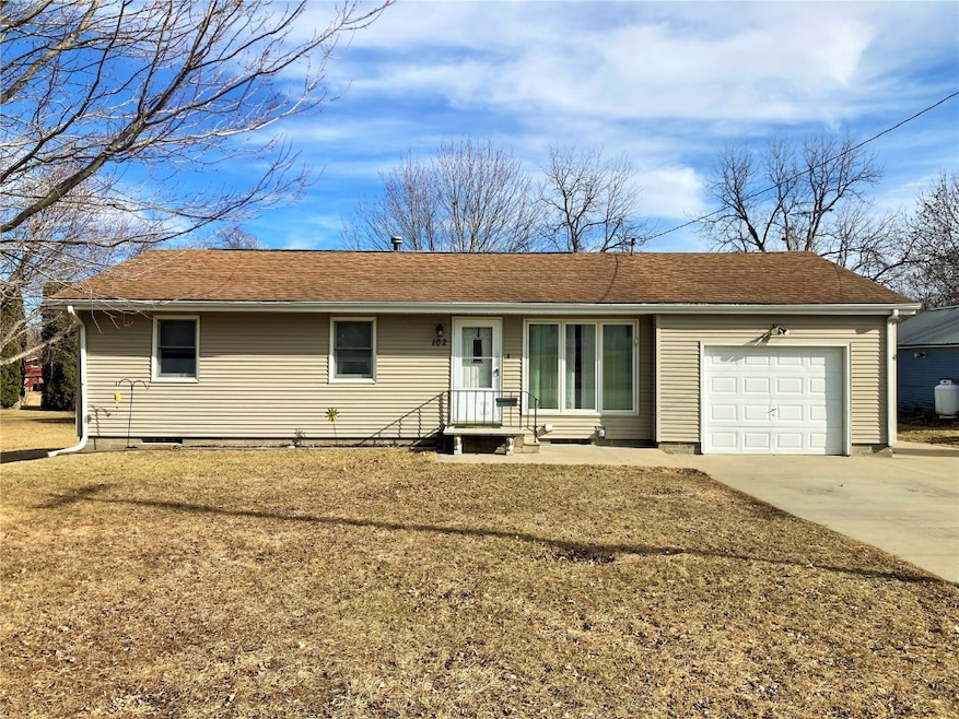 102 N 8th Ave, Vinton, IA 52349 - photo 1