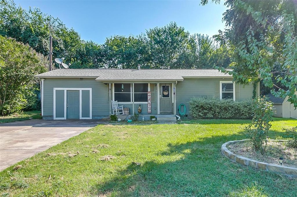 526 N Avenue A, Springtown, TX 76082 - photo 1