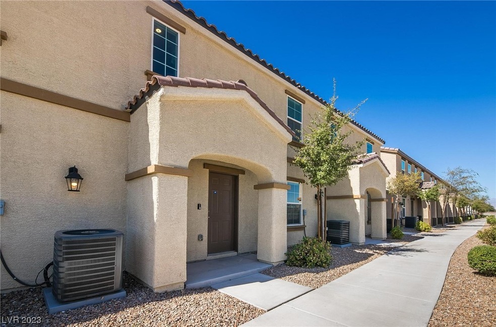 Front Entry - no front neighbor
