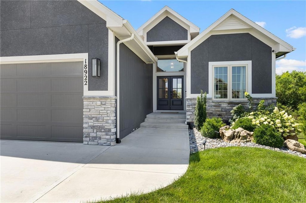 18922 Weaver St, Spring Hill, KS 66083 - photo 1