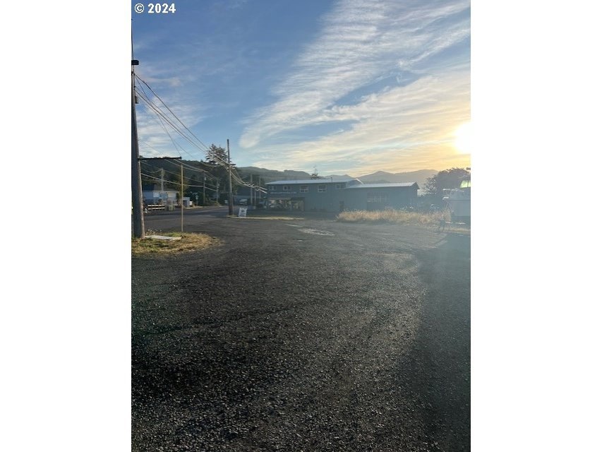 1009 Garibaldi Ave, Garibaldi, OR 97118 - photo 1