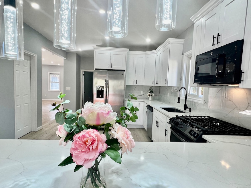 Large, Modern Eat In Kitchen with Breakfast Bar & 
