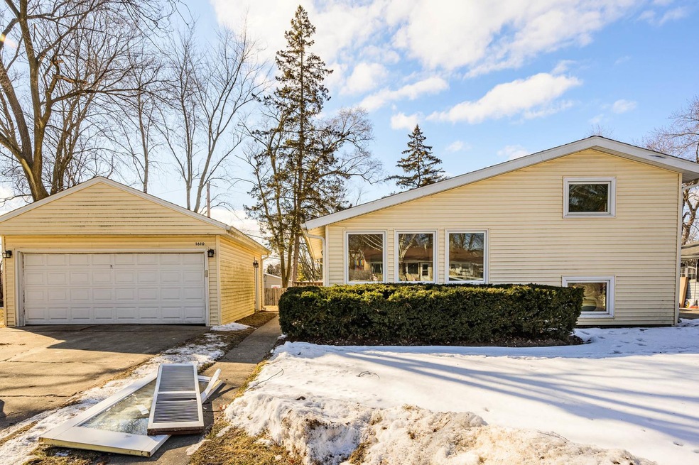 1610 Sacramento Dr, Carpentersville, IL 60110 - photo 1