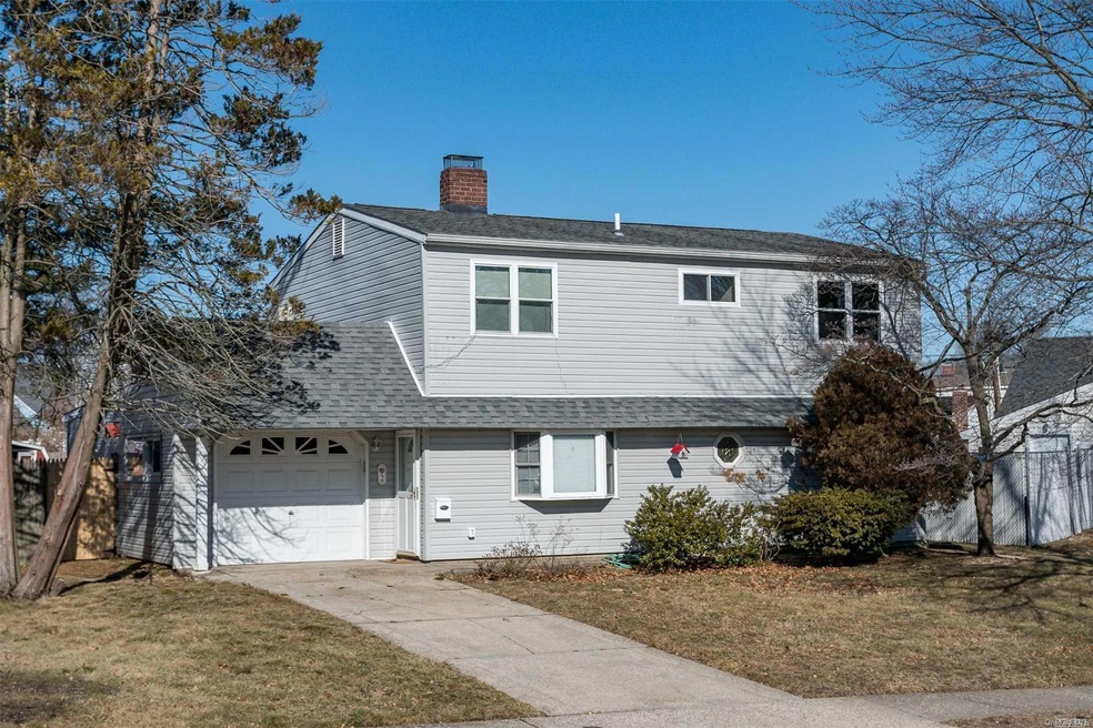 2 Springtime Ln E, Levittown, NY 11756 - photo 1