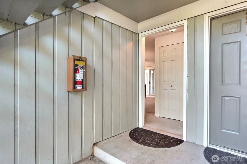 Adorable ground floor 1 bed, 1 bath gem in the heart of Federal Way — bursting with charm and comfort! You'll love the open layout, cozy vibes, and private patio perfect for morning coffee or evening relaxation. Don’t miss out on this perfect blend of convenience and cuteness — it’s ready to welcome you home!