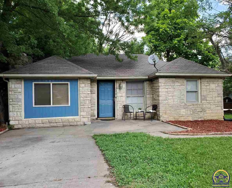 720 SE 26th St, Topeka, KS 66605 - photo 1