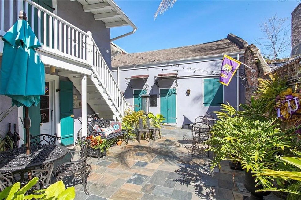 Inviting courtyard leads to unit #4