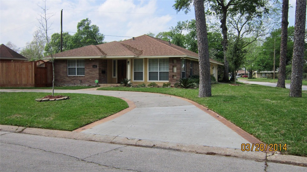 1302 W 31st St, Houston, TX 77018 - photo 1