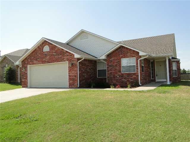 1923 Ridge Crest Dr, Shawnee, OK 74804 - photo 1