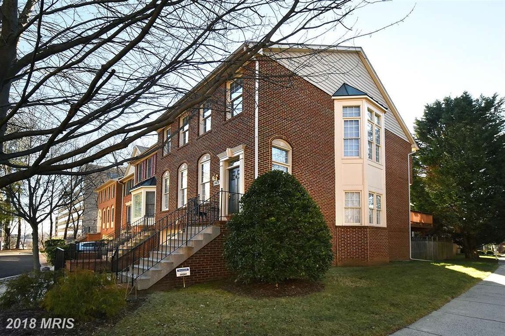 11415 Hollowstone Dr, Rockville, MD 20852 - photo 1