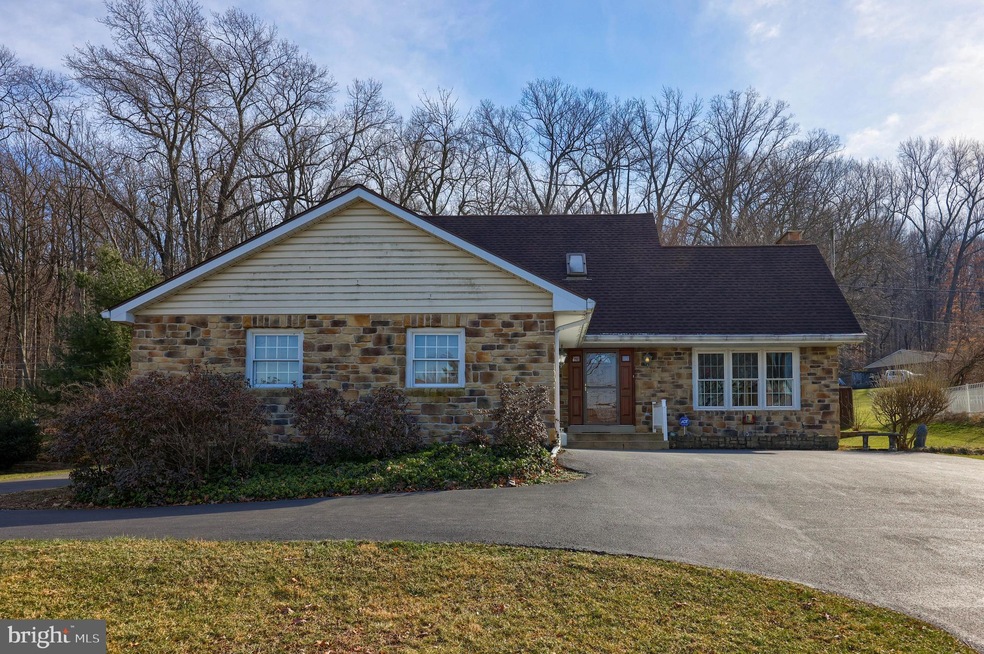 817 N Maple St, Ephrata, PA 17522 - photo 1