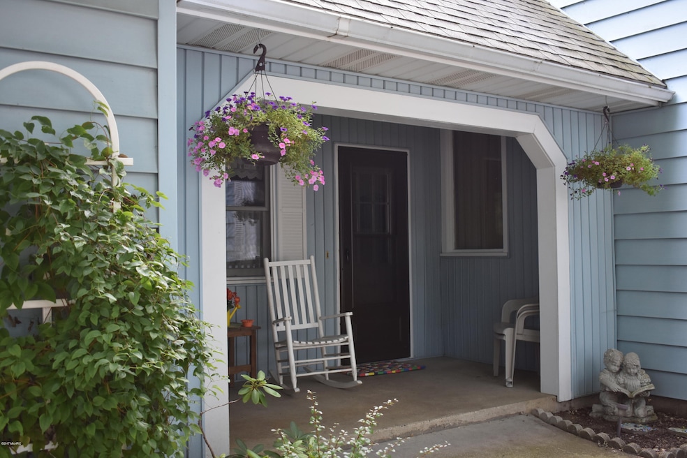 521 Howard St, Lowell, MI 49331 - photo 1