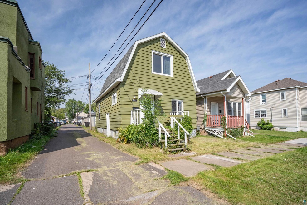 View of front of property featuring a front lawn a