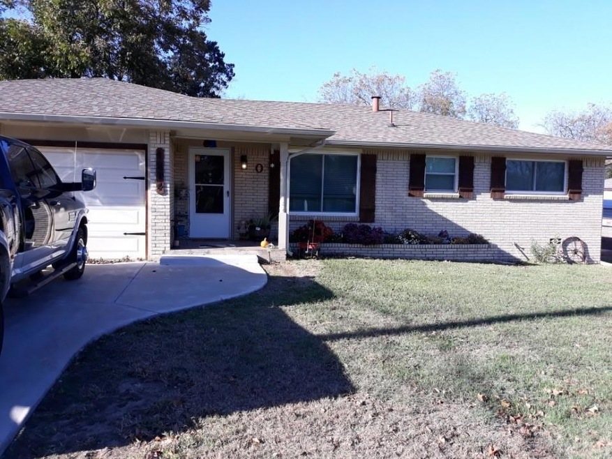 1214 Briarwood Dr, Cleburne, TX 76033 - photo 1