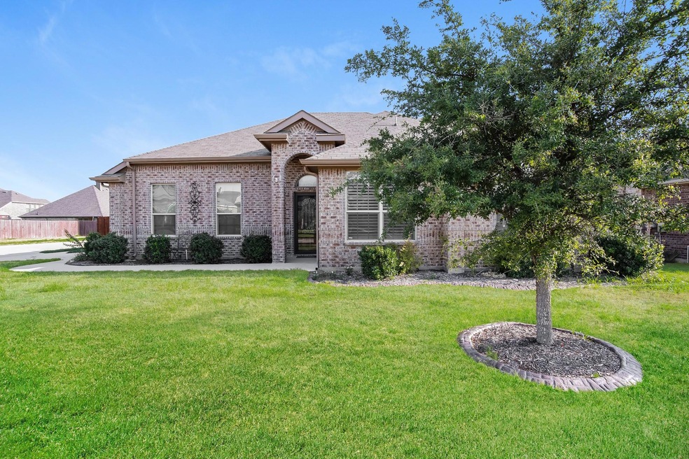 1629 Signature Dr, Weatherford, TX 76087 - photo 1