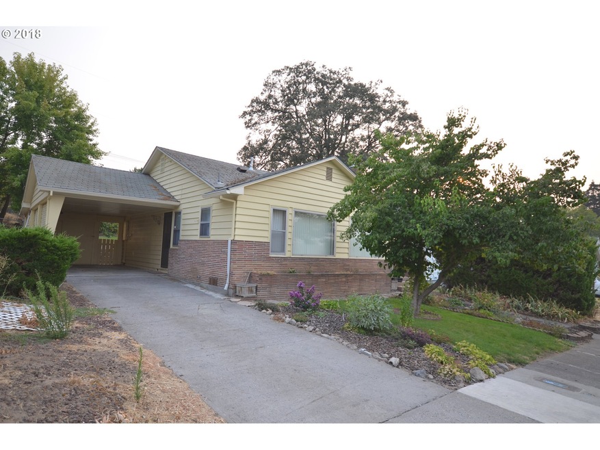 402 W 14th St, the Dalles, OR 97058 - photo 1