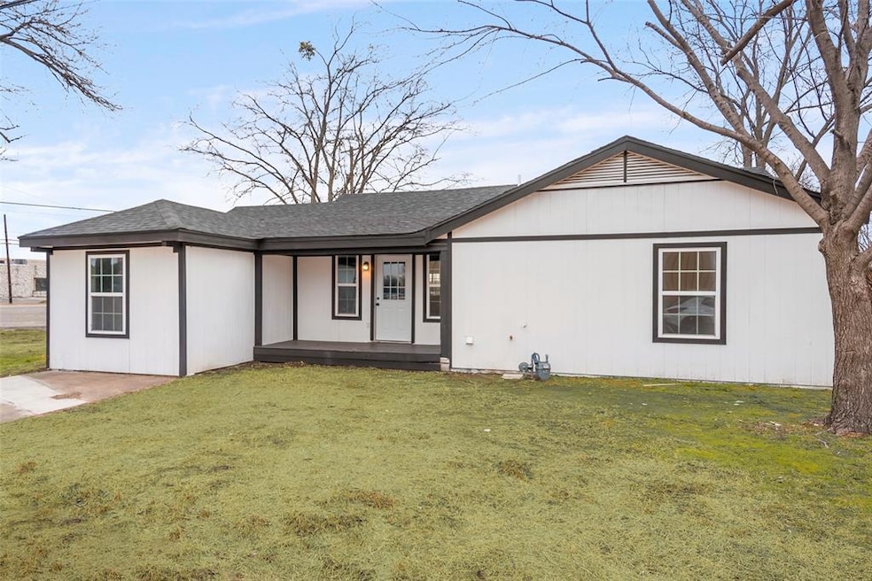 203 Chaffin St, Bonham, TX 75418 - photo 1