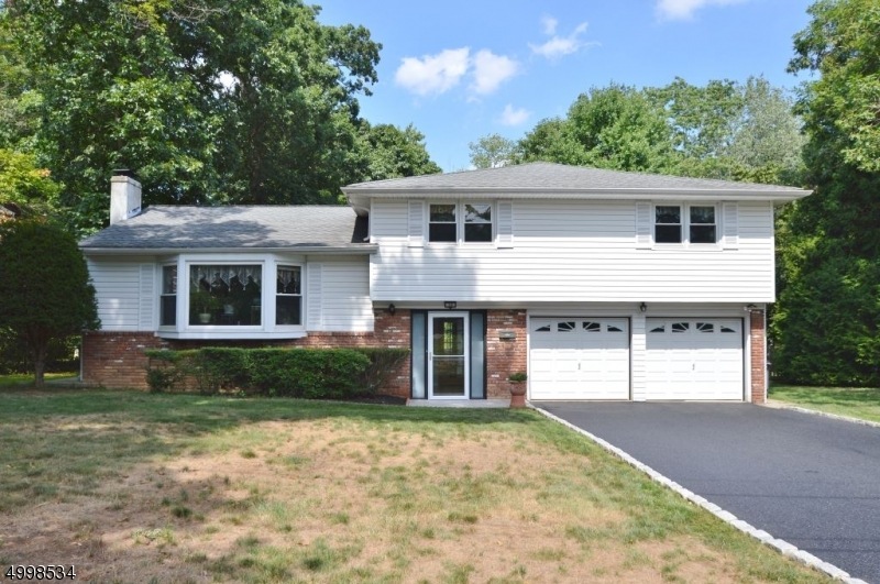 10 Manor Rd, Livingston, NJ 07039 - photo 1