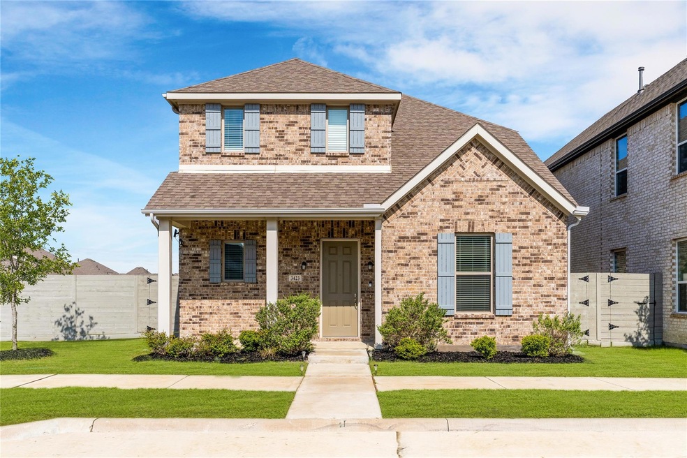View of front facade featuring a front yard