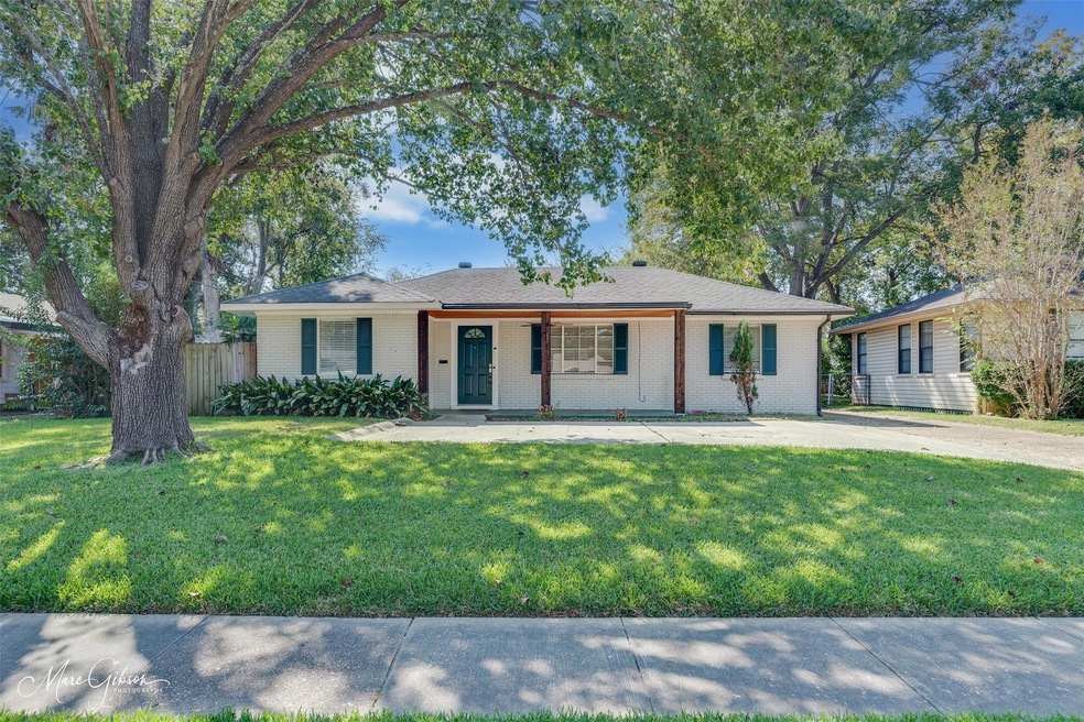 Ranch-style house with a front lawn
