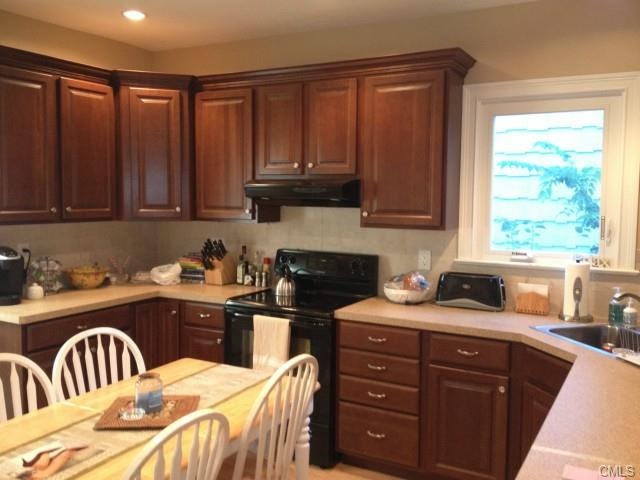 593 Knapps Hwy, Fairfield, CT 06825 - photo 1