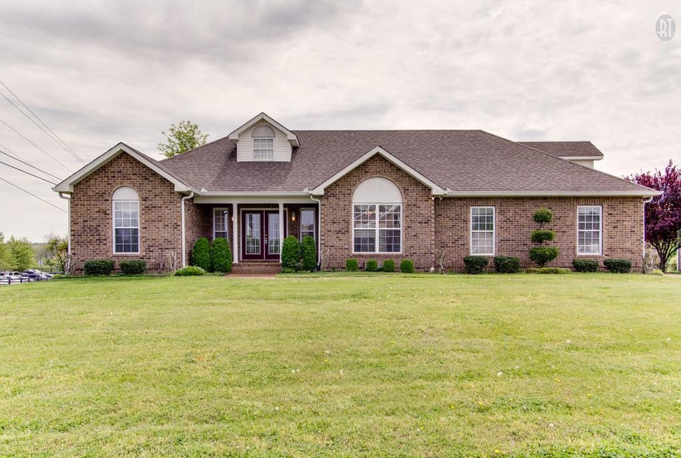 TASTEFUL DESIGNED BRICK RANCH HOME AT 1522 GRAY FOX LANE, SPRING HILL, TN 