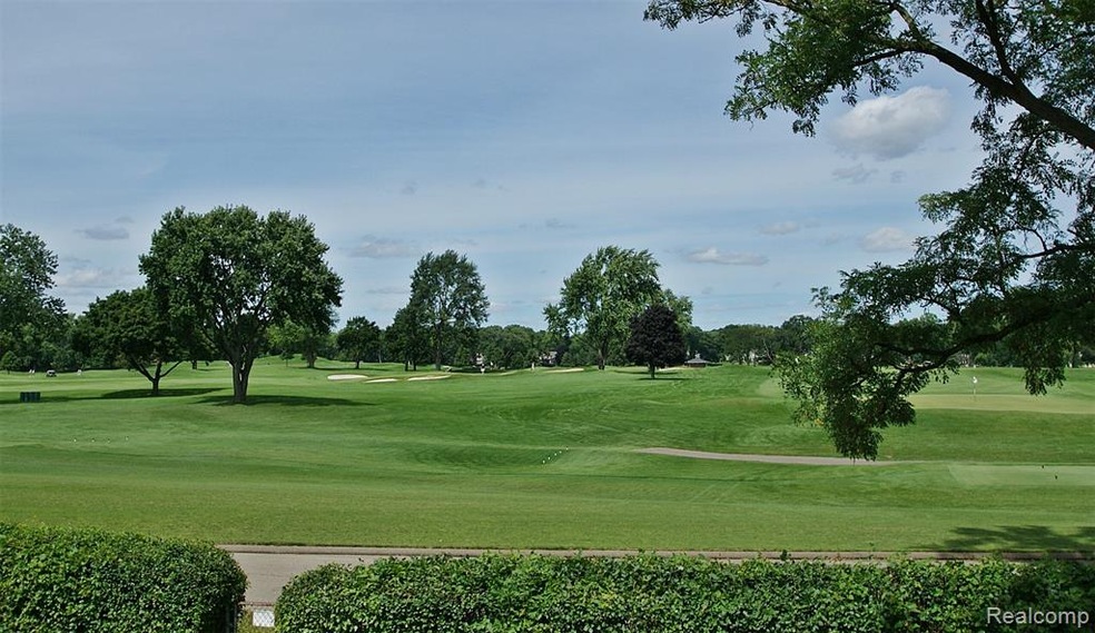 3752 W Maple Rd, Bloomfield Hills, MI 48301 - photo 1