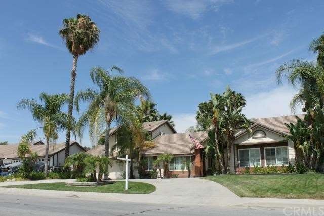 This is a beautiful home inside and out. Come in a