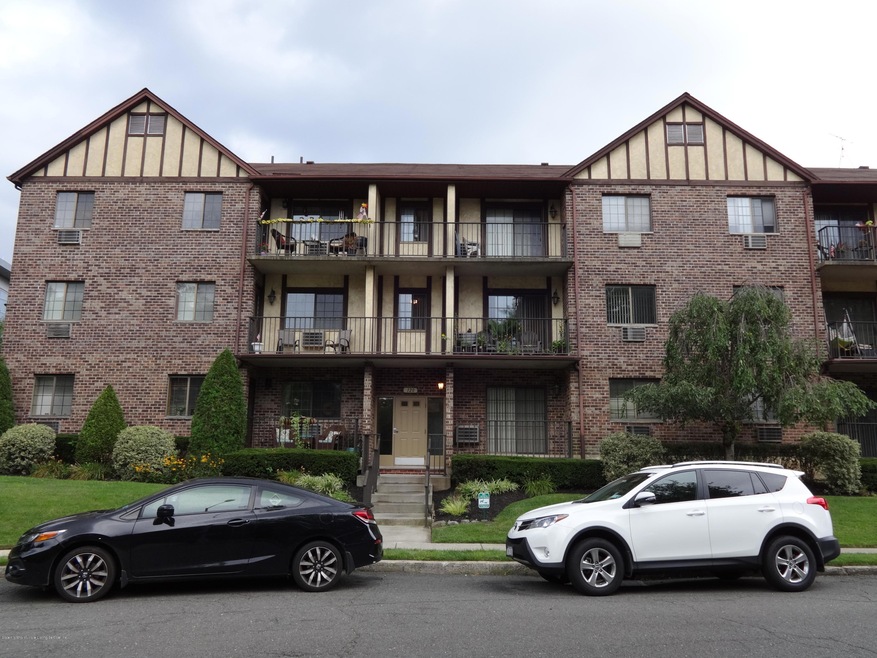 120 Devon Loop unit 4, Staten Island, NY 10314 - photo 1