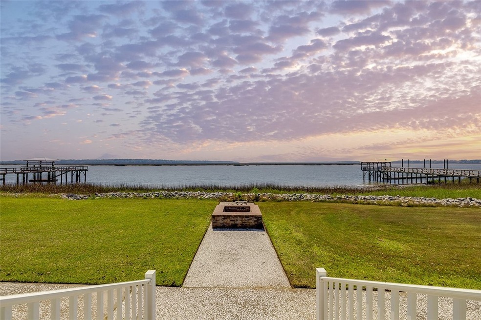 RIVERHOUSE & COMMUNITY DOCK