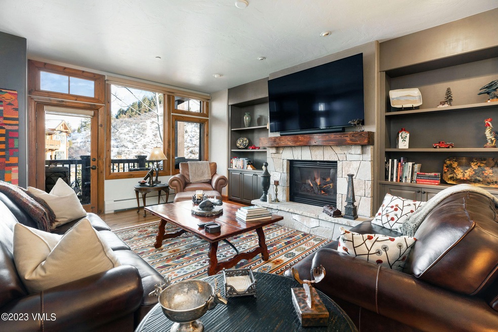alpine_club_305_interior_living_a